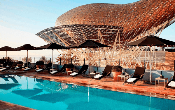 Bể bơi khách sạn Arts với lối kiến trúc độc đáo