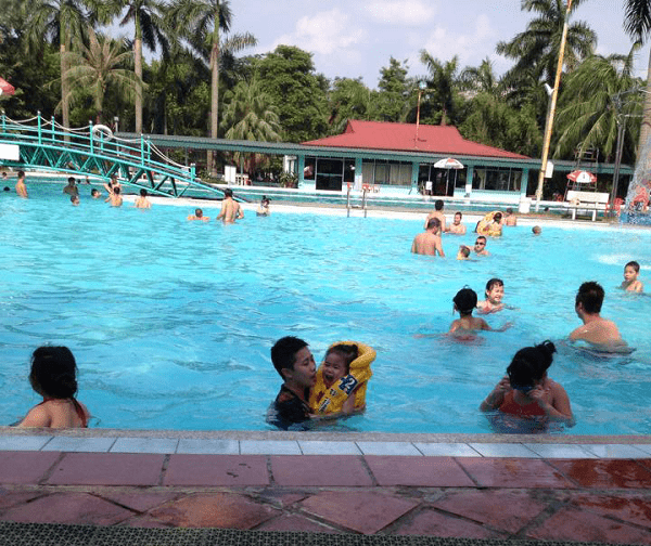 Bể bơi Linh Đàm an toàn cho trẻ nhỏ vui chơi