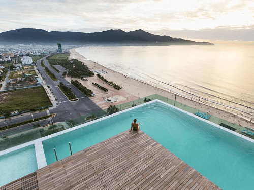 Bể bơi trên sân thượng khách sạn Alacarte hotel