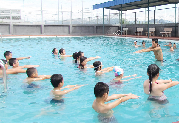 Những khóa học bơi tại bể bơi nhà thi đấu Cầu Giấy