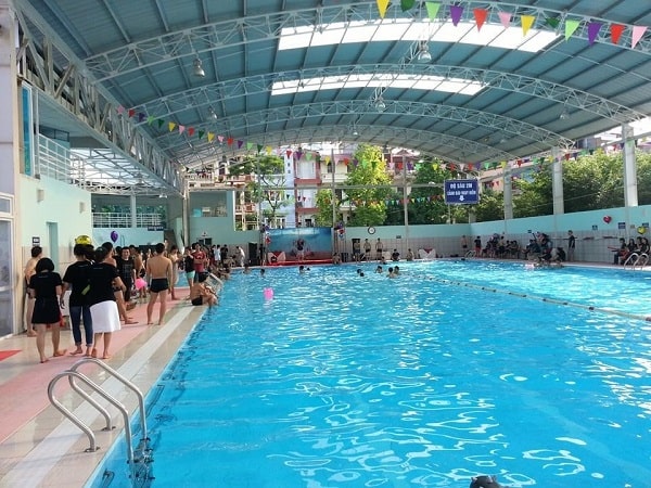 Bể bơi nằm trong khuôn viên khách sạn Khăn Quàng Đỏ