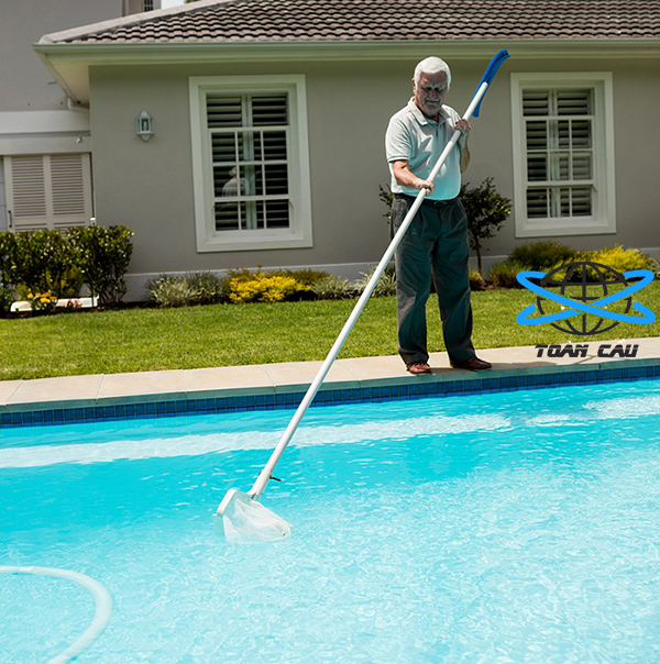 man-cleaning-pool.jpg