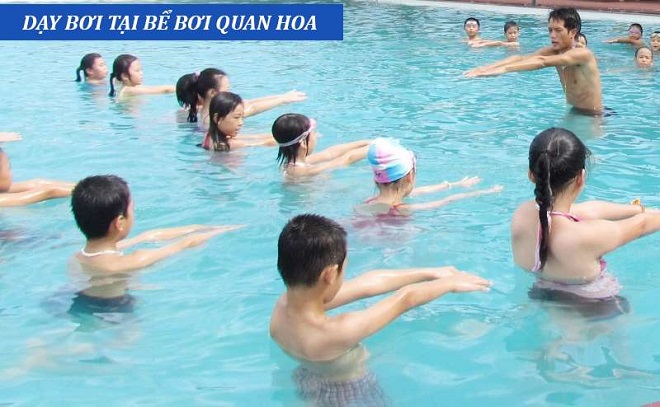 Lớp dạy bơi tại bể bơi Quan Hoa 