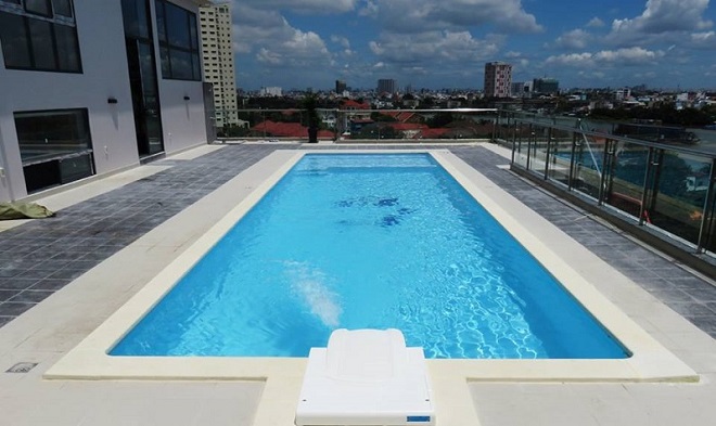 Bể bơi trên sân thượng giữa không gian đô thị