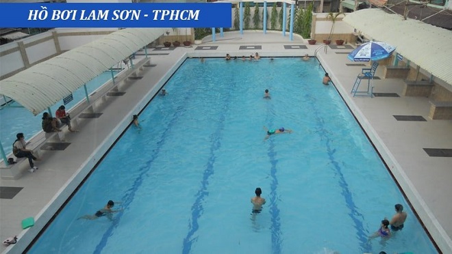Không gian bơi lội tại hồ bơi Lam Sơn