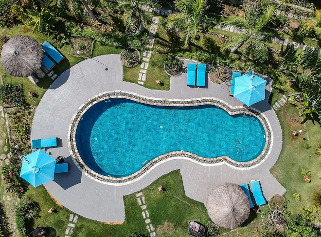 Hồ bơi khác sạn với thiết kế nằm giữa vườn cây xanh