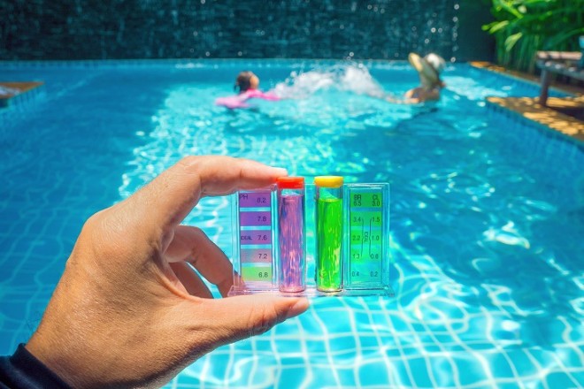 Hướng dẫn 3 cách xử lý nước có độ pH cao trong bể bơi 