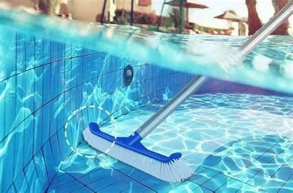 Mẹo vệ sinh hồ bơi bạn cần biết