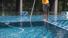 cách vệ sinh hồ bơi sạch và nhanh nhất.